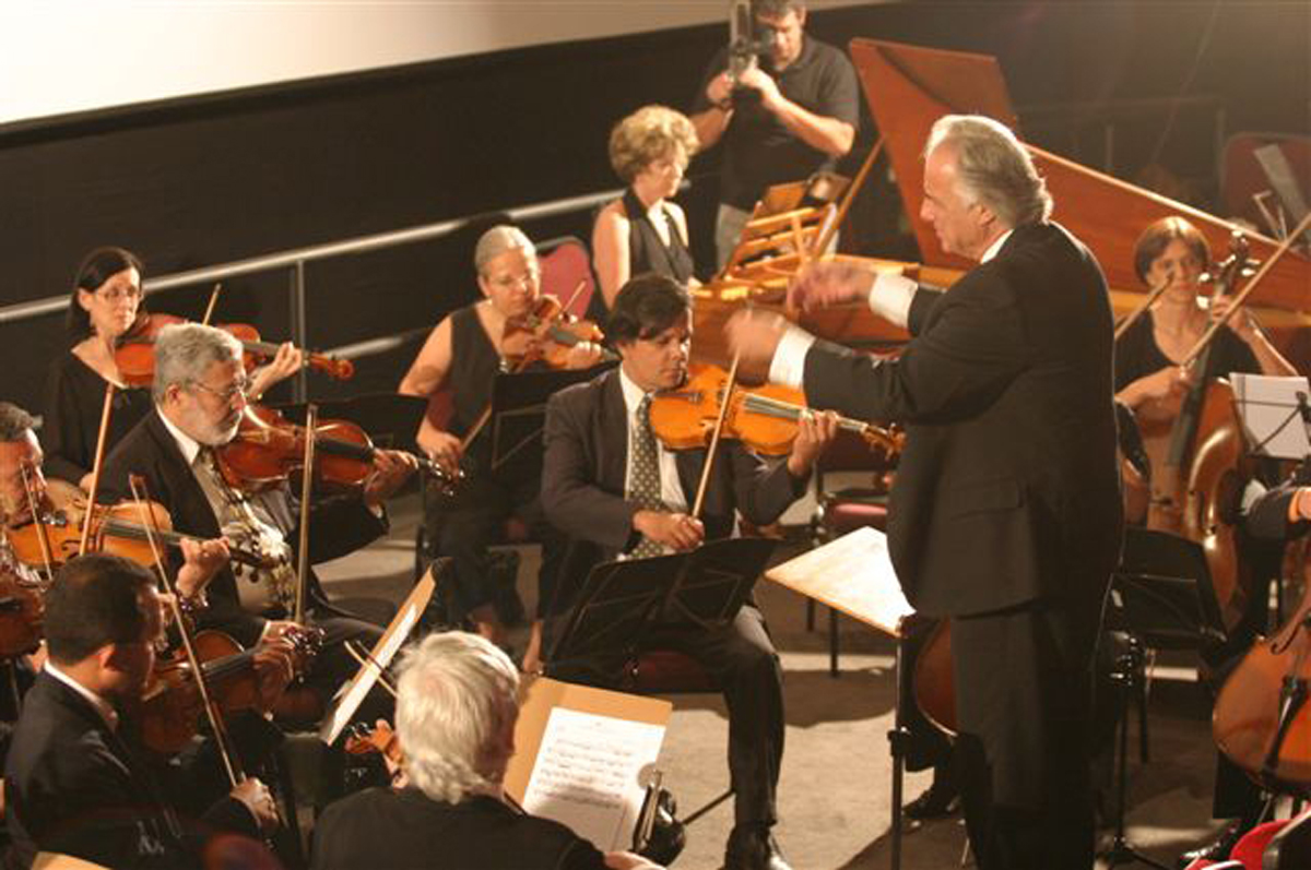 Joo Carlos Martins rege a Bach Chamber Orchestra<a style='float:right;color:#ccc' href='https://www3.al.sp.gov.br/repositorio/noticia/03-2008/joao carlos martins.jpg' target=_blank><i class='bi bi-zoom-in'></i> Clique para ver a imagem </a>